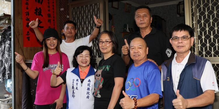 空手道 棒球奪金摘銀 許縣長派員專賀三選手喜貼南投之光紅榜 空手道 棒球奪金摘銀 許縣長派員專賀三選手喜貼南投之光紅榜