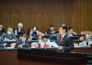 立委傅崐萁為消防弟兄請命：要求行政院一次編足預算採購消防通訊頭盔 閣揆陳建仁回覆：願意來做