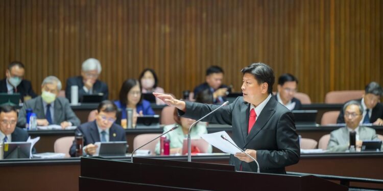 立委傅崐萁為消防弟兄請命：要求行政院一次編足預算採購消防通訊頭盔 閣揆陳建仁回覆：願意來做