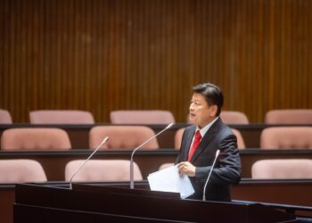 立委傅崐萁:花蓮不是後山，是靠山!要求閣揆陳建仁增加花東地區治山防洪預算並明定匡列一定比例，以維持防災抗災能量。陳揆:同意傅委員說法！