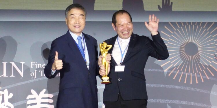 第28屆大墩獎得主揭曉 黃副市長宣布明年可望獎金提高 第28屆大墩獎得主揭曉 黃副市長宣布明年可望獎金提高