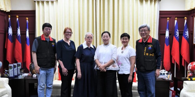 花蓮畢士大教養院董事長顧美玲宣教士榮退 徐榛蔚感謝董事長無私獻愛花蓮35個年頭 花蓮畢士大教養院董事長顧美玲宣教士榮退 徐榛蔚感謝董事長無私獻愛花蓮35個年頭