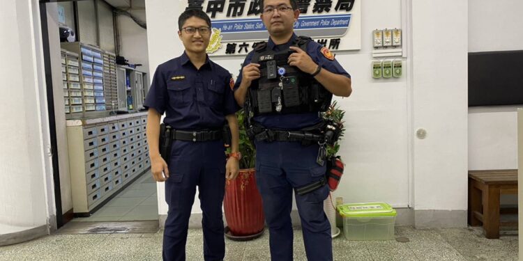 菜鳥警初駕遇新手爸求援  師傅果斷換位鳴笛助送醫