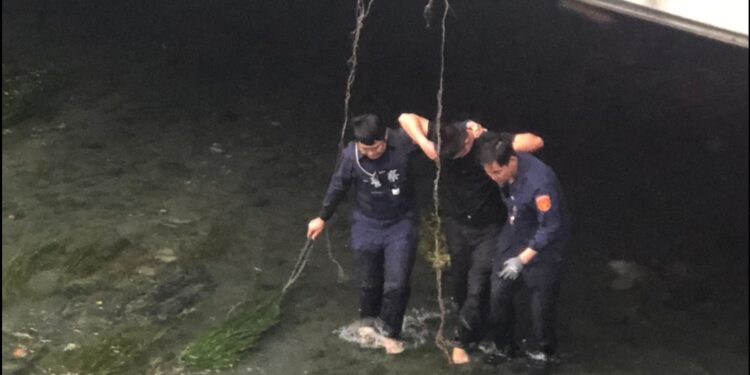 酒駕棄車跳橋連命都不要 警消聯手揪出藏橋下男子 酒駕棄車跳橋連命都不要 警消聯手揪出藏橋下男子