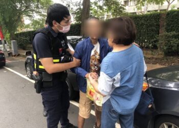 高齡伯不適暈坐路旁  中市警見狀霸氣揹回家