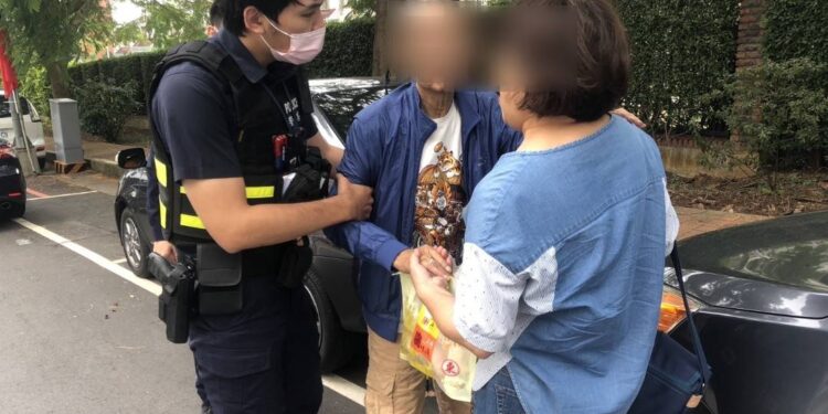 高齡伯不適暈坐路旁  中市警見狀霸氣揹回家