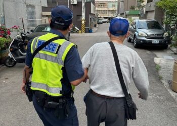 96歲老伯忘記返家路 中市警攙扶助返家