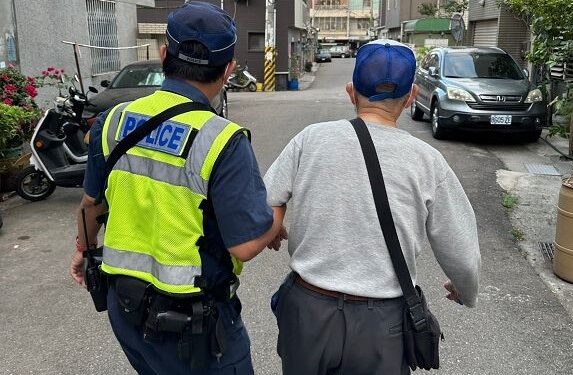 96歲老伯忘記返家路 中市警攙扶助返家 96歲老伯忘記返家路 中市警攙扶助返家