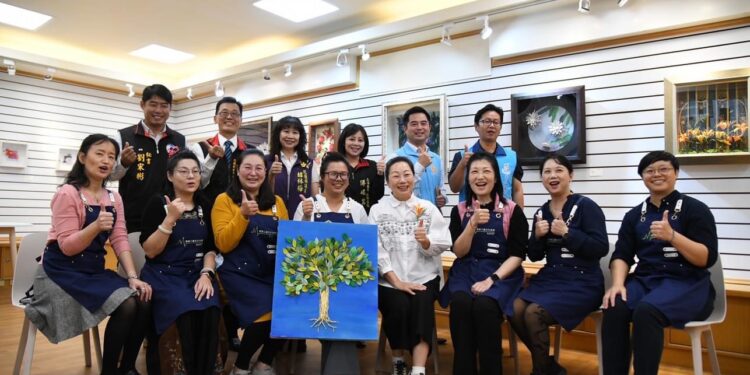 「東藝絲錦-楊凱竹纏花師生聯展」展現客家纏花工藝之美 徐榛蔚盼客家文化之美融入花蓮多元文化 「東藝絲錦-楊凱竹纏花師生聯展」展現客家纏花工藝之美 徐榛蔚盼客家文化之美融入花蓮多元文化