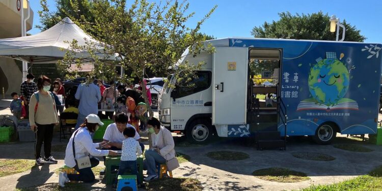 中市圖7部行動圖書車總動員 11/26野餐日4地連線Party 中市圖7部行動圖書車總動員 11/26野餐日4地連線Party
