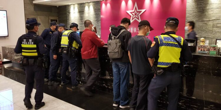 中警六分局打擊酒駕肇事 嚴格稽查與店家聯手宣導共創安全社區