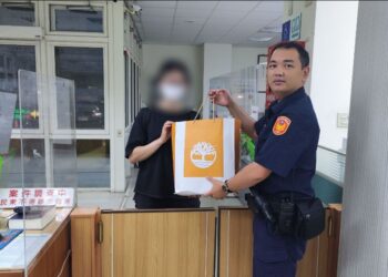 主人，我還沒上車！ 警助妙齡女尋回購物戰利品