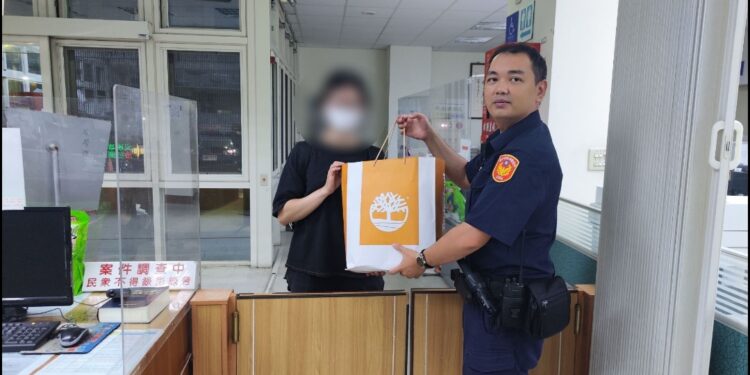 主人,我還沒上車! 警助妙齡女尋回購物戰利品 主人,我還沒上車! 警助妙齡女尋回購物戰利品