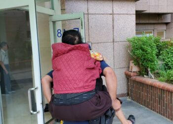 仁心相伴  員警細心包紮溫馨揹老嫗回家
