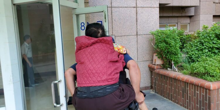 仁心相伴  員警細心包紮溫馨揹老嫗回家