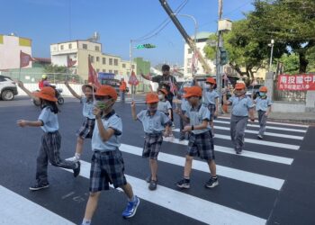 南投縣推動學童舉小旗、舉手安全過路口