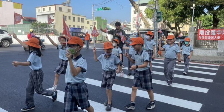 南投縣推動學童舉小旗、舉手安全過路口