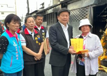 吉安鄉南海三街火災 立委傅崐萁向財團法人佛祖關聖德發慈善基金會爭取慰問金!並於現場發放