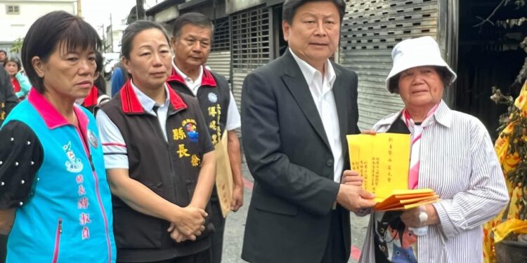 吉安鄉南海三街火災 立委傅崐萁向財團法人佛祖關聖德發慈善基金會爭取慰問金!並於現場發放