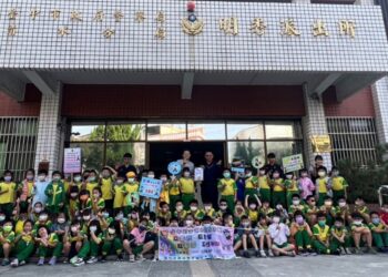 學童參訪清水警明秀派出所 2名小學生暖心舉動感動在場員警