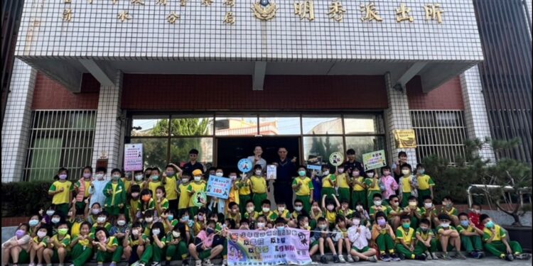 學童參訪清水警明秀派出所 2名小學生暖心舉動感動在場員警 學童參訪清水警明秀派出所 2名小學生暖心舉動感動在場員警
