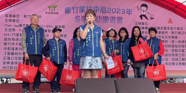 新竹市政府廣場前 寒冬送暖 愛灑人間公益活動 新竹市政府廣場前 寒冬送暖 愛灑人間公益活動