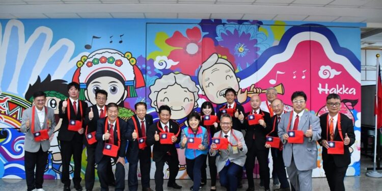 日本輪島扶輪社親善到訪吉安鄉 游淑貞贈國旗包牽國際友好情誼