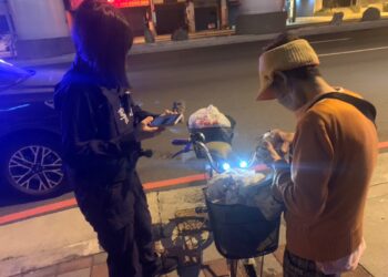 暖警深夜即刻救援 助自摔老婦返家結束驚魂夜