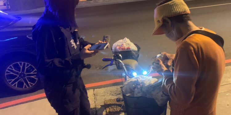 暖警深夜即刻救援 助自摔老婦返家結束驚魂夜 暖警深夜即刻救援 助自摔老婦返家結束驚魂夜