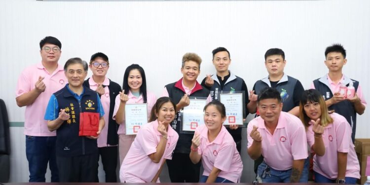 桃園市餐車協會 、社團法人桃園市願景協會 、暮樂市集捐贈愛心生活物資50份 鄉長何禮臺表達感謝並致贈感謝狀