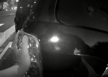 汽車故障擋快車道 婦人抱娃手忙腳亂 中警熱心助推車