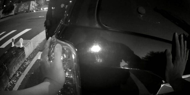 汽車故障擋快車道 婦人抱娃手忙腳亂 中警熱心助推車