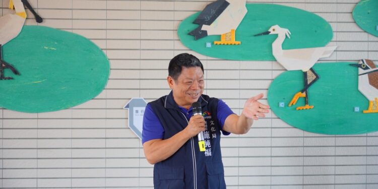 藝術家攜手龍港國小師生共創臨時性公共藝術 七巧板風格野鳥作品吸睛