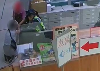 衝入警所秒跪地激動暴哭 波麗士見證感人祖孫情