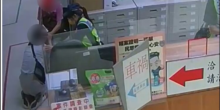 衝入警所秒跪地激動暴哭 波麗士見證感人祖孫情 衝入警所秒跪地激動暴哭 波麗士見證感人祖孫情