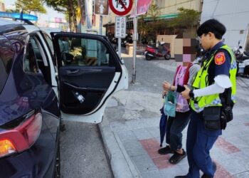 身障老婦人路口迷航 熱心霧警護送返家