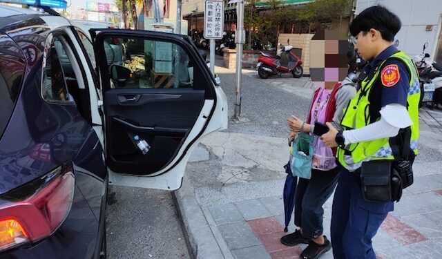 身障老婦人路口迷航 熱心霧警護送返家