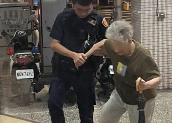 迷途老婦熱情分享食物  警助順利返家
