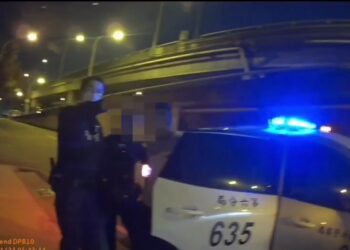 酒駕開上人行道遭警盤查 副駕喝茫突駕車逃逸讓警傻眼