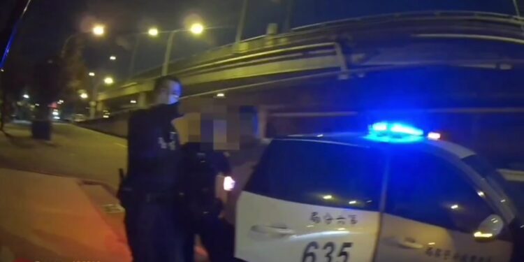 酒駕開上人行道遭警盤查 副駕喝茫突駕車逃逸讓警傻眼