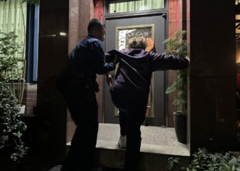 8旬老嫗外出迷途街頭 中警暖心載返家