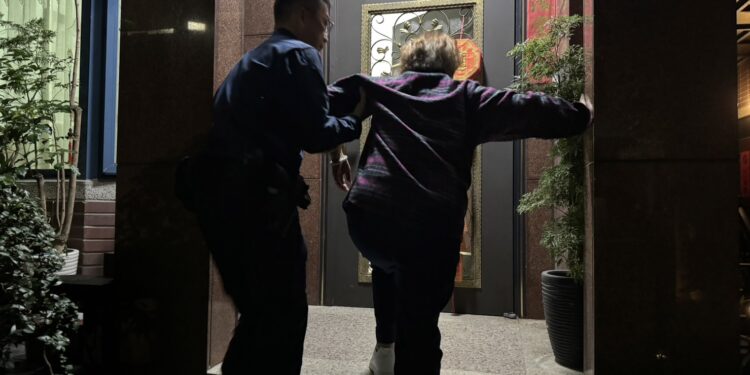 8旬老嫗外出迷途街頭 中警暖心載返家