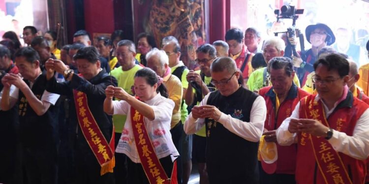 「路跑媽祖」抵達臺南 花蓮縣長徐榛蔚揹駕回鑾 「路跑媽祖」抵達臺南 花蓮縣長徐榛蔚揹駕回鑾