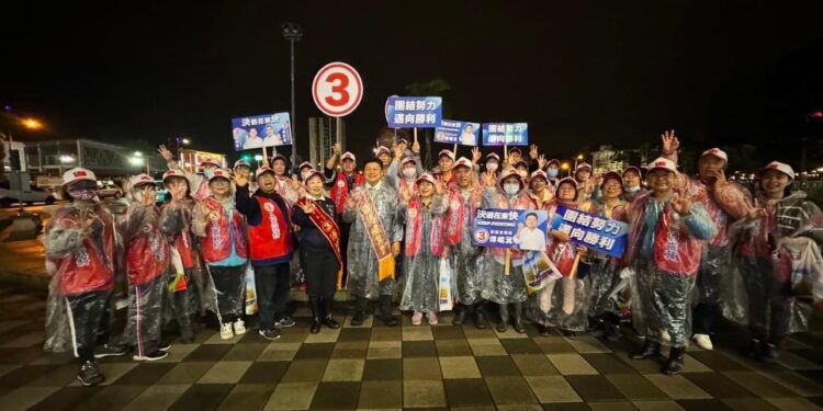 傅崐萁冒風雨持續徒步於鳳林鎮、壽豐鄉及花蓮市掃街 大雨澆不熄民眾熱情