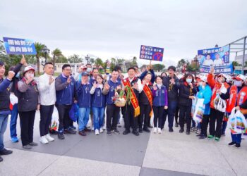傅崐萁於立院會期結束後正式投入選戰 連兩天冒著寒風細雨在花蓮與吉安沿街徒步拜票向鄉親懇託