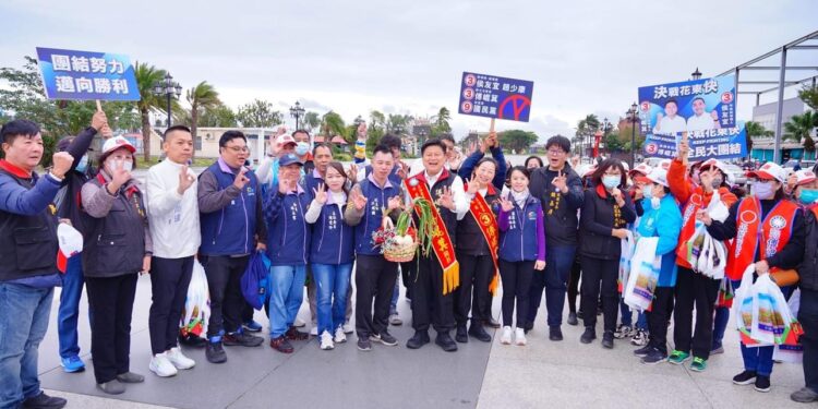 傅崐萁於立院會期結束後正式投入選戰 連兩天冒著寒風細雨在花蓮與吉安沿街徒步拜票向鄉親懇託