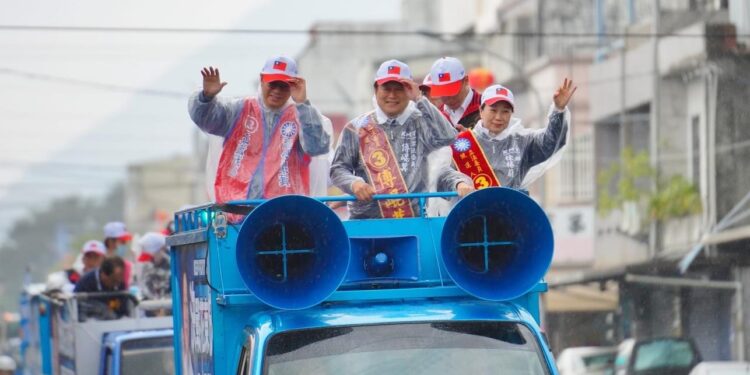 傅崐萁於集氣祈福一日後恢復競選活動 跨年前張善政合體傅崐萁於花蓮、吉安掃街衝刺選票 傅崐萁於集氣祈福一日後恢復競選活動 跨年前張善政合體傅崐萁於花蓮、吉安掃街衝刺選票