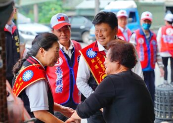 傅崐萁瑞穗、光復徒步掃街拜票 仍不忘會勘光復鄉大豐村爭取自來水延管