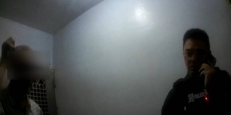 喑啞男子深夜出門忘帶鑰匙 警代聯繫家屬解圍