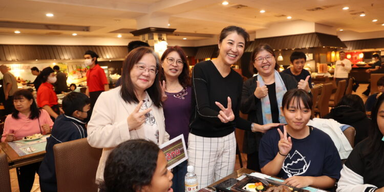 民和國中濁岸合唱團參加韓國濟州島合唱節大賽奪四大獎 許縣長依諾請吃牛排 民和國中濁岸合唱團參加韓國濟州島合唱節大賽奪四大獎 許縣長依諾請吃牛排